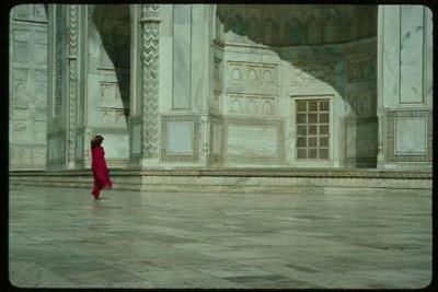 Woman at Taj Mahal.jpg