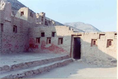 Tambo Colorado. Some dwellings even retain traces of coloured paints