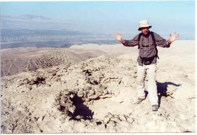 John exploring 'la avenida misteriosa de picaduras de viruelas'