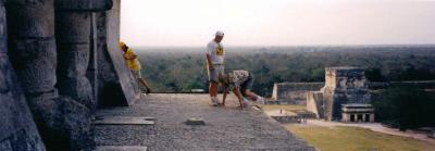 u19/meg96/medium/13145320.91StepsElCastilloChichenItza2.jpg