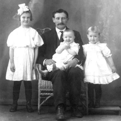 Samuel Marion Sowers & Dora, Pearl, Mary, ca. 1906 (his age 41)