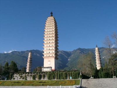Side View of The Three Pagodas 2崇聖寺三塔