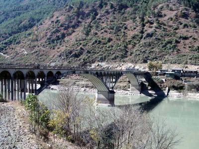 Bridge connecting Hutiaoxia town (虎跳峽鎮) to Lijiang