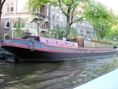 A typical houseboat on the Prinsengracht.