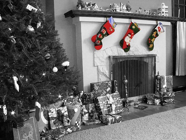<b><i>7th - </i>Santa Came!</b><br>by Shutter</p>