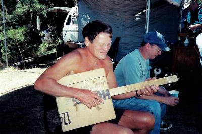 Demo of a cardboard banjo by Richard Baker.