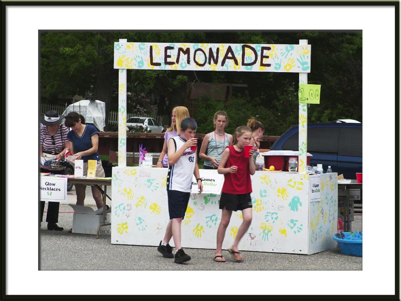 Kids cash in on a crowd with lemonade...