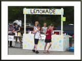 Kids cash in on a crowd with lemonade...