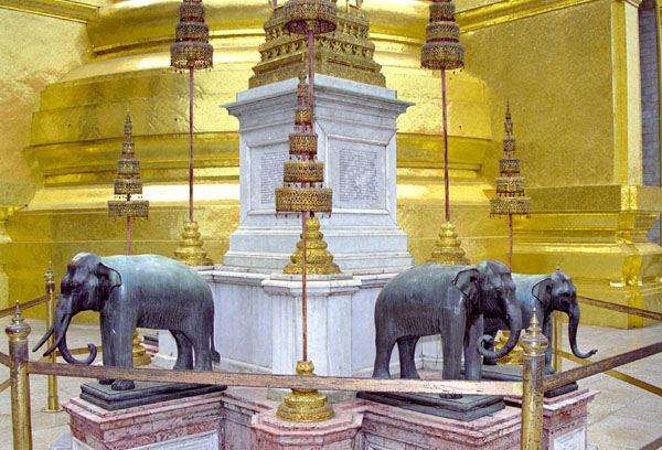 Elephants next to the Phra Si Ratana Chedi