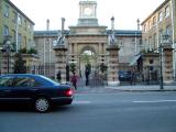 ..eyes right,The Royal Mews,they keep all the horses here,Kim,and allso the coaches and livery.......