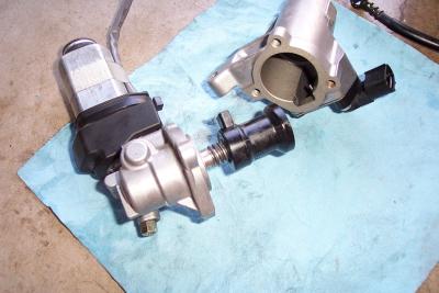 Here you can see the worm drive and the plunger on the right angle drive unit and the housing for the hydralic unit.