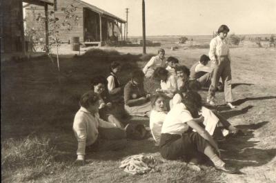  במגן - 1953 - על הדשא