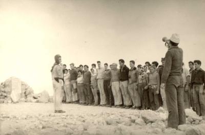 טיול סיום למצדה - 1954 - מפקד הצדעה  מול גלעד הנופלים - עין גדי