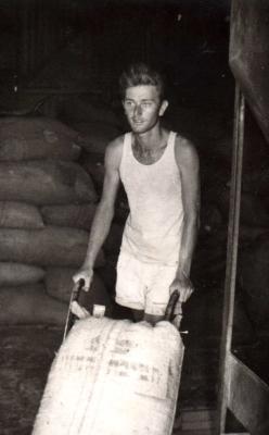 מחנה עבודה בעין דור - 1953 - עבודה במחסן התבואות