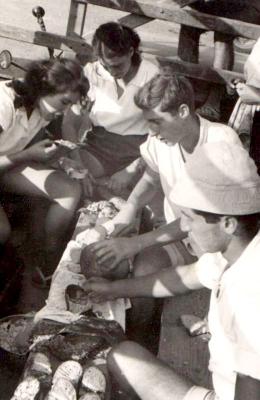 ביקור בתערוכת כיבוש השממה - 1953 - מכינים ארוחה