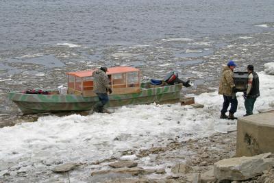u20/paullantz/medium/36574564.1024fmrtloadingtaxiboatstove2004Nov20006.jpg