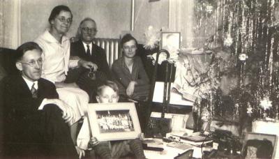 Frank courting Pearl at Christmas 1929 with her parents and Dick