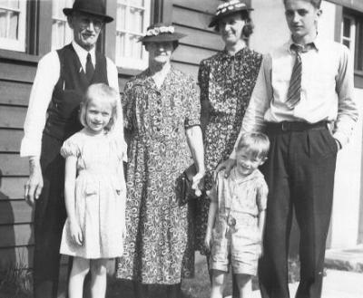 Sam, Clara, Dora & Dick with Patty & Jerry in front: Riverside Dr. 1938