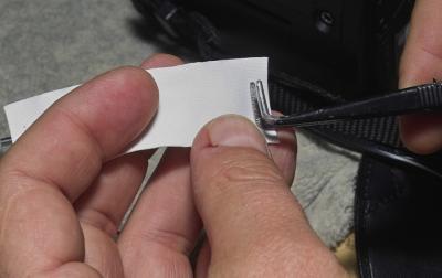 Dry: Pinch the cloth between the right-angle tweezers.