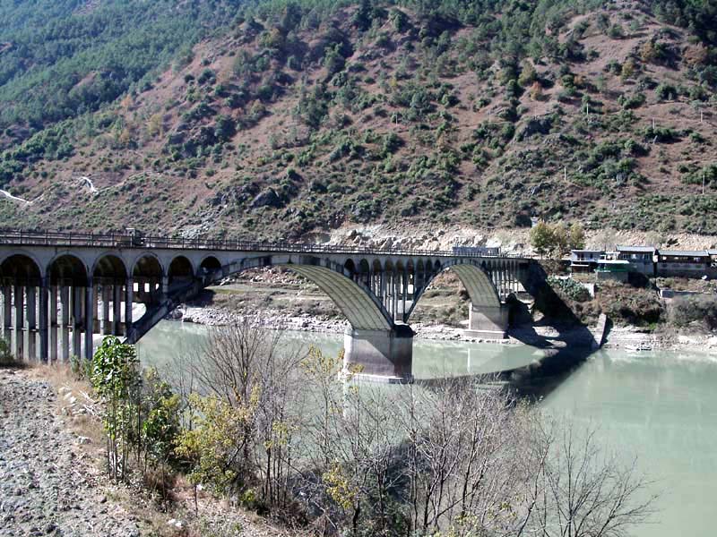 Bridge connecting Hutiaoxia town (虎跳峽鎮) to Lijiang
