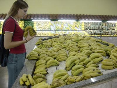 Sabrina fra Tyskalandi ad velja banana til tess ad gera sukkuladi og avaxtadyfingarparti.JPG