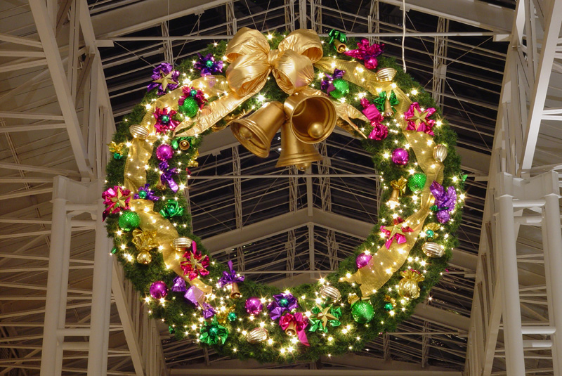 <B>A Wreath of Colors</B><BR><FONT size=2>by Mike Ezell</FONT>
