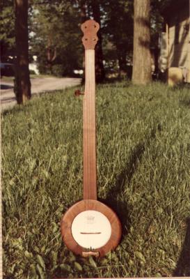 Fretless banjo walnut top.jpg