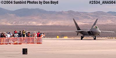 u21/airlinerphotos/upload/36692275.2534_ANAS04_F22_Crowd_400.jpg