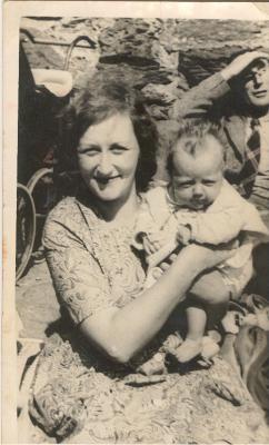 u21/anthonyr/medium/9894605.MaryBridgetBohillandcolmMay1946.jpg