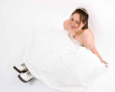 u21/bent/medium/35124786.HeatherBridalWebHeatherBridal10.9.04_005.4x5.jpg