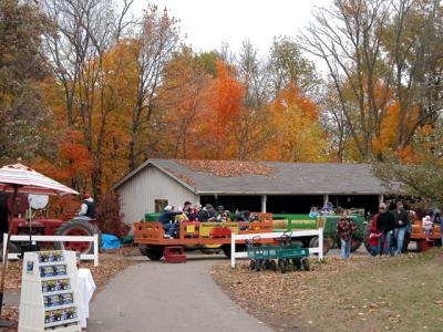 u21/cbowker/medium/35174435.hayride1.jpg