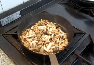 Agregarle champignones fileteados