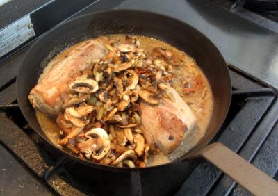 Agregar la cebolla, la panceta y los champignones