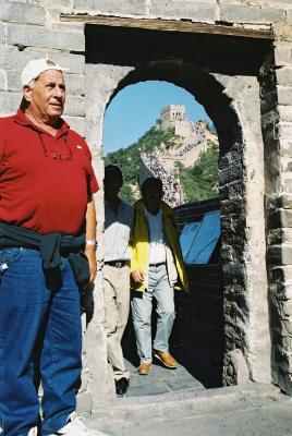 טיול החותרים לסין - אוק' 2001 - צבי וינר על החומה הסינית