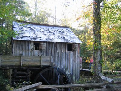 Water-powered grist mill at Cable Mill (1890)