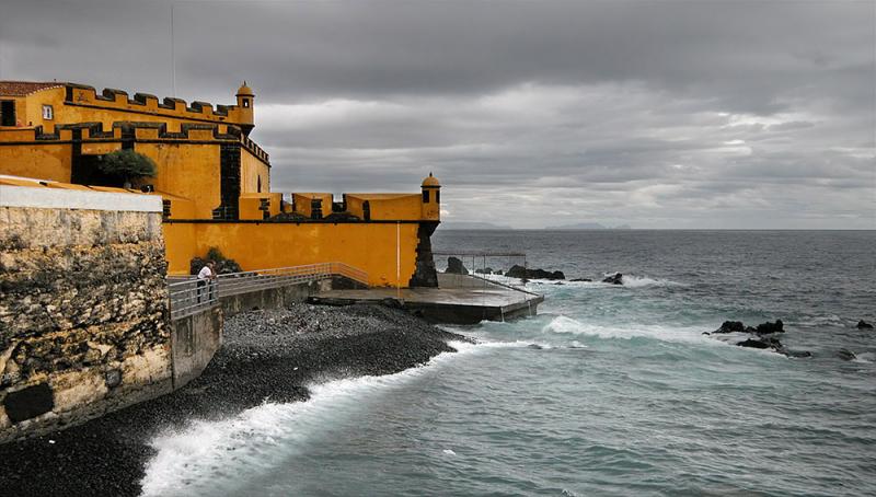 Shore at Fortaleza de Sao Tiago