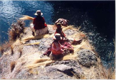 Quechua women of the nearby communities preparing the ropes
