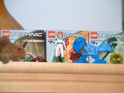 This is a shot taken across the room, zoomed in ALL THE WAY... yeah thats the Grean Voltron Geek (my favorite)