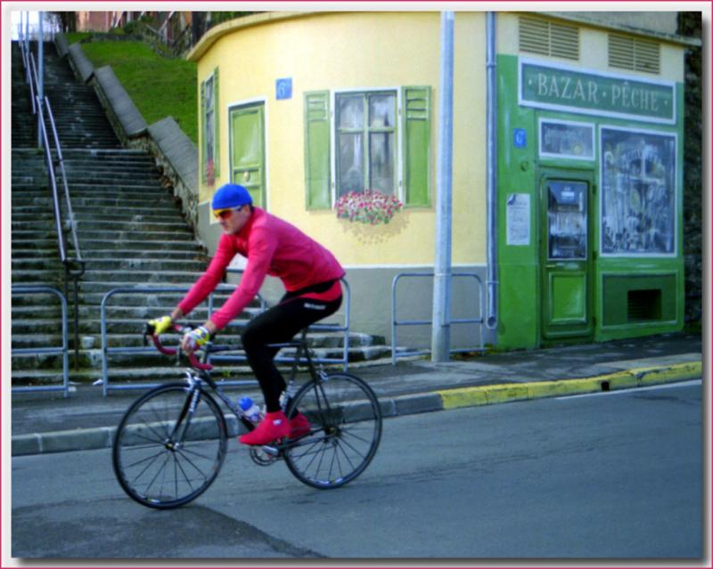 Transformateur EDF vert et cycliste rose. (Green transformer  painted in 'trompe-l'oeil'and pink biker)