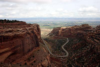 u21/rimcon/medium/36760101.RoadThroughtheRocks.jpg
