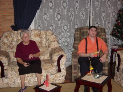 Amma og Douglas fraend i jolabodinu a adfangakveldi.JPG