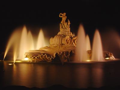 <font size=+1>Princeville Fountain<br><font size=-1>by<br>Lisa Young
