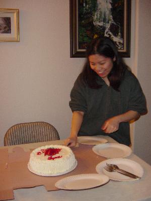 Lynn cuts her cake
