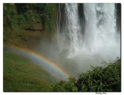 瀑布旁的彩虹