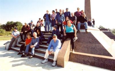 החותרים למרגלות האובליסק המצרי באשדוד - נוב' 2001
