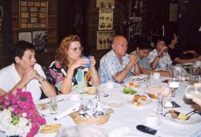 החותרים בעקבות רומן רוסי - ארוחה בלול בנהלל - ספט 2002