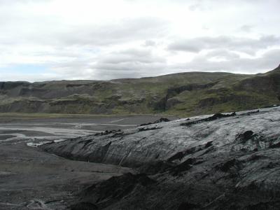 Glacier with volcano-ash