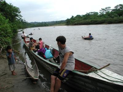 Fahrt auf dem Fluss mit Gummischlauch