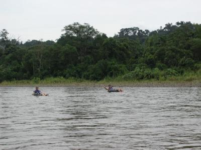 Fahrt auf dem Fluss mit Gummischlauch