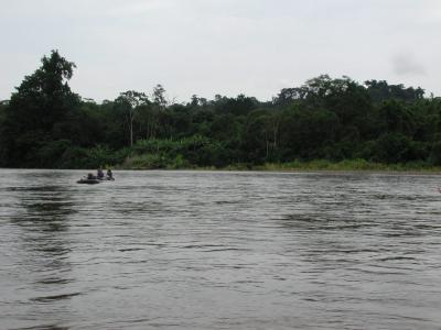 Fahrt auf dem Fluss mit Gummischlauch